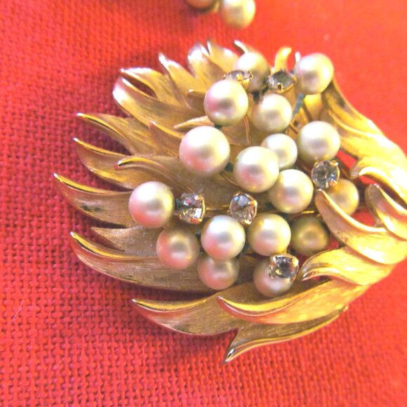 VINTAGE  ANTIQUE GOLD LEAF  BROACH AND CLIP EARRINGS- PEARLS RHIESTONES MINT - Picture 4 of 16